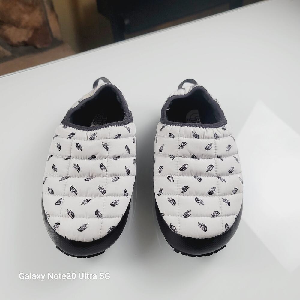 The North Face Thermoball Slippers in White w Logo, sz 5